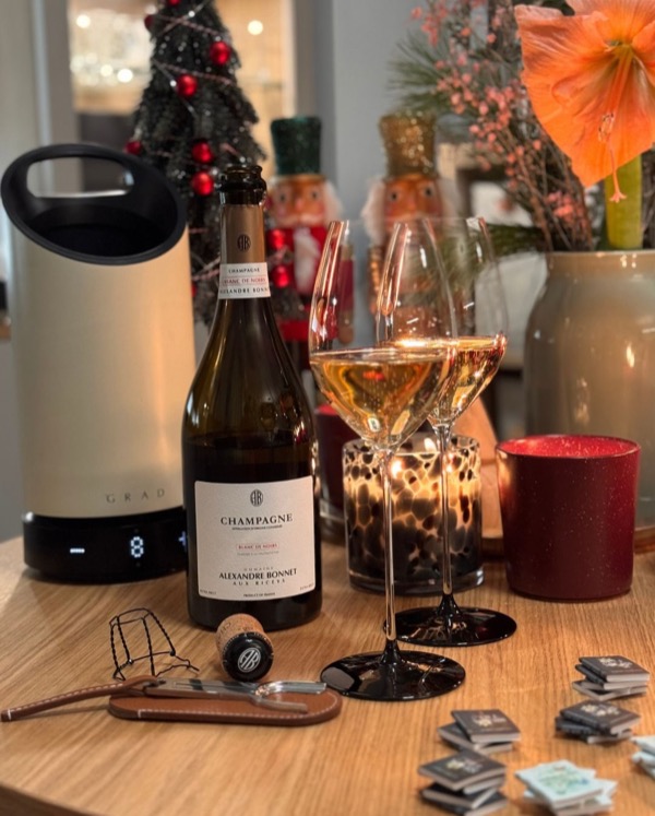 Der @domainealexandrebonnet – Blanc de Noirs (Extra Brut) ist ein 100 % Pinot Noir aus Les Riceys, aber ohne die übliche Schwere oder dunkle Opulenz,…