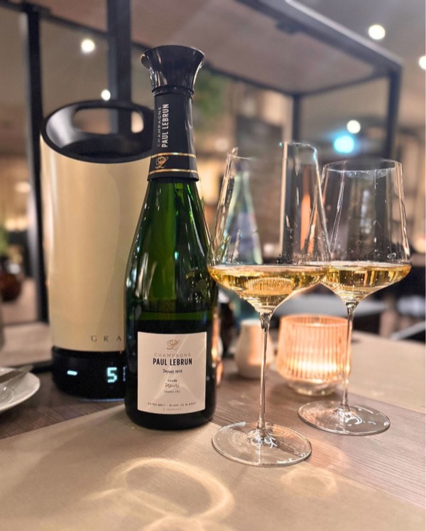 Kennt ihr das? Man ist unterwegs, freut sich nach einem langen Tag auf ein solides Abendessen im Hotel – und dann der Blick in die Weinkarte: Kein…