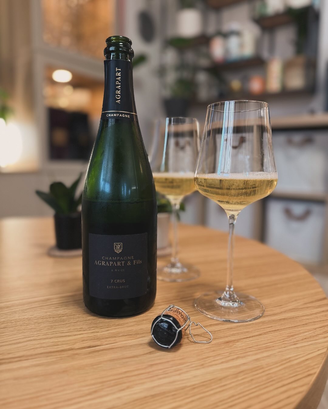 Einfach mal den Samstagvormittag mit @agrapartavize - Les 7 Crus genießen. ​ Frisch, klar, präzise – wie ein Sprung ins kühle Wasser. 🌊 Für diesen Champagner hab ich meine @gab… (1)