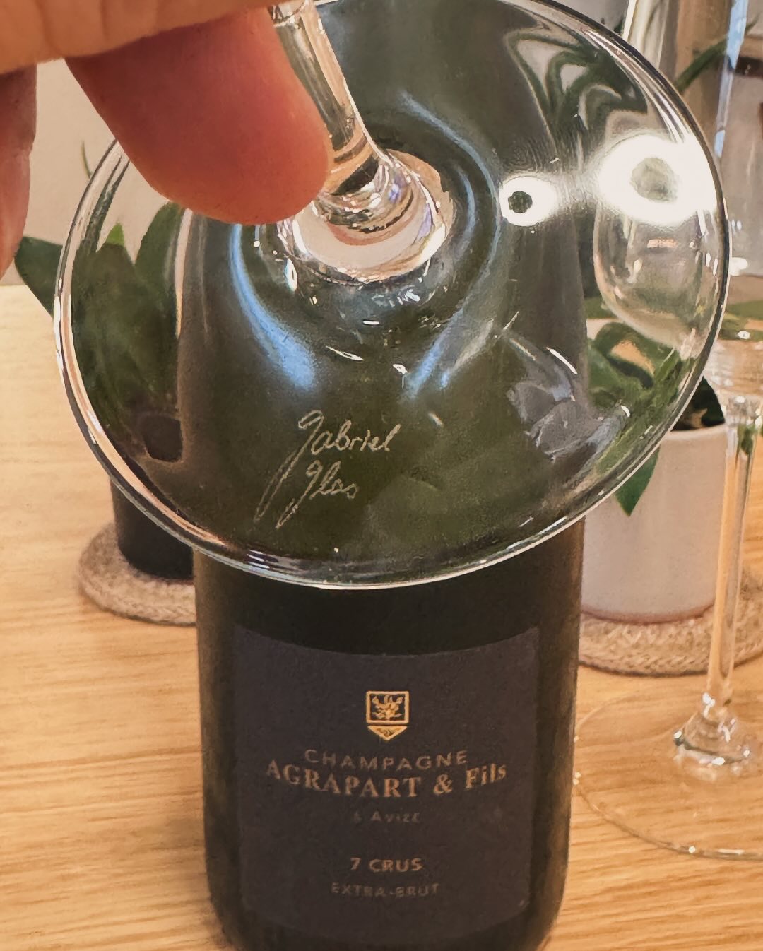 Einfach mal den Samstagvormittag mit @agrapartavize - Les 7 Crus genießen. ​ Frisch, klar, präzise – wie ein Sprung ins kühle Wasser. 🌊 Für diesen Champagner hab ich meine @gab… (3)