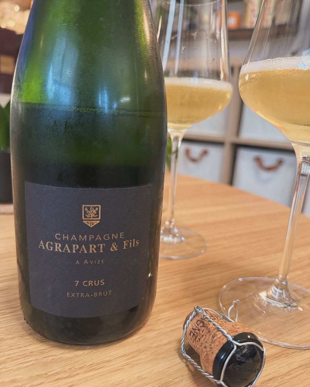 Einfach mal den Samstagvormittag mit @agrapartavize - Les 7 Crus genießen. ​ Frisch, klar, präzise – wie ein Sprung ins kühle Wasser. 🌊 Für diesen Champagner hab ich meine @gab… (4)
