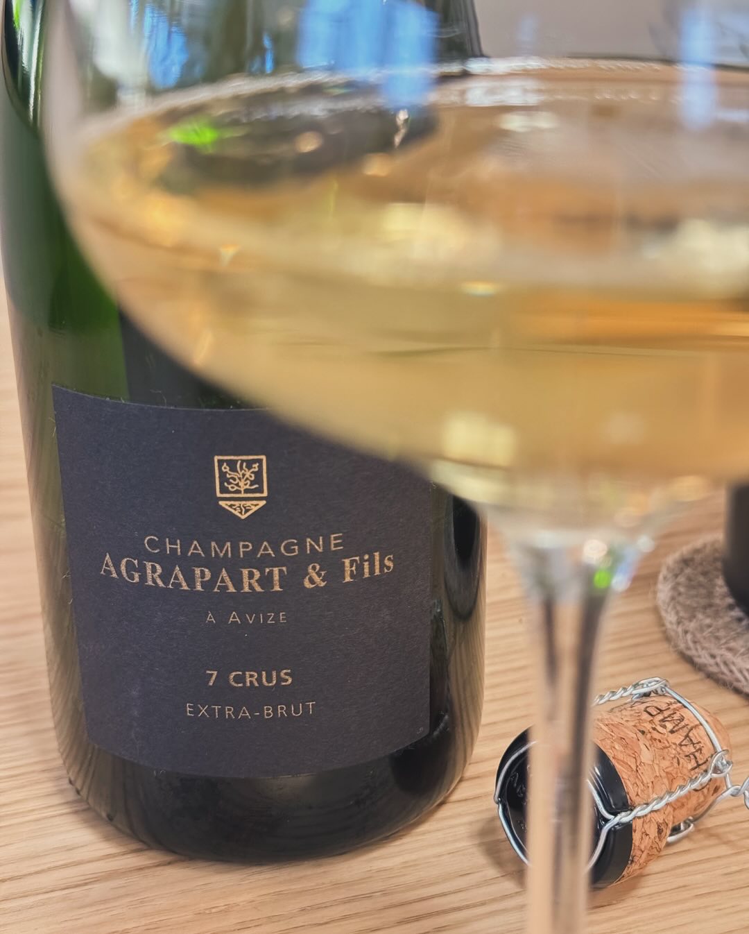 Einfach mal den Samstagvormittag mit @agrapartavize - Les 7 Crus genießen. ​ Frisch, klar, präzise – wie ein Sprung ins kühle Wasser. 🌊 Für diesen Champagner hab ich meine @gab… (5)