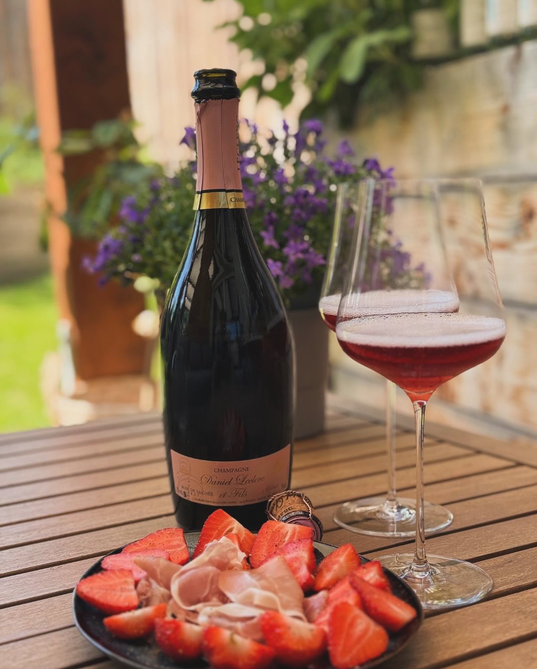 1. Mai. Feiertag. Kein Champagner zum Frühstück – zur Abwechslung. ​ ​Stattdessen: später Vormittag, Sonne auf der Terrasse, Füße hoch, Lounge-Modus. Ein Glas Rosé, gepfefferte … (1)
