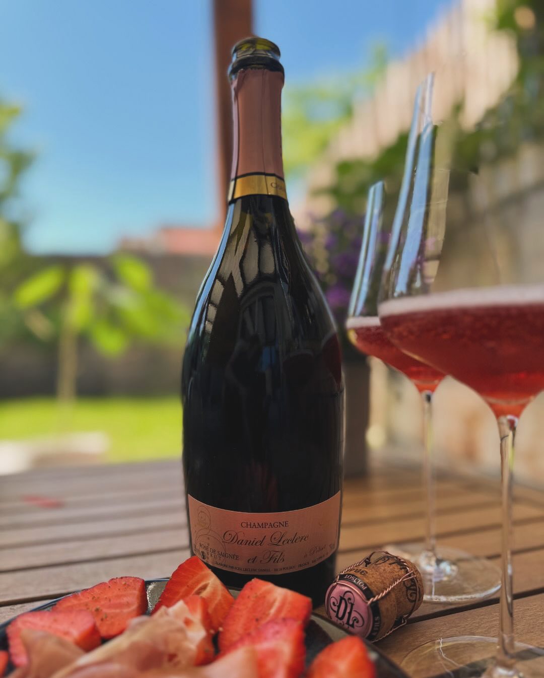 1. Mai. Feiertag. Kein Champagner zum Frühstück – zur Abwechslung. ​ ​Stattdessen: später Vormittag, Sonne auf der Terrasse, Füße hoch, Lounge-Modus. Ein Glas Rosé, gepfefferte … (3)