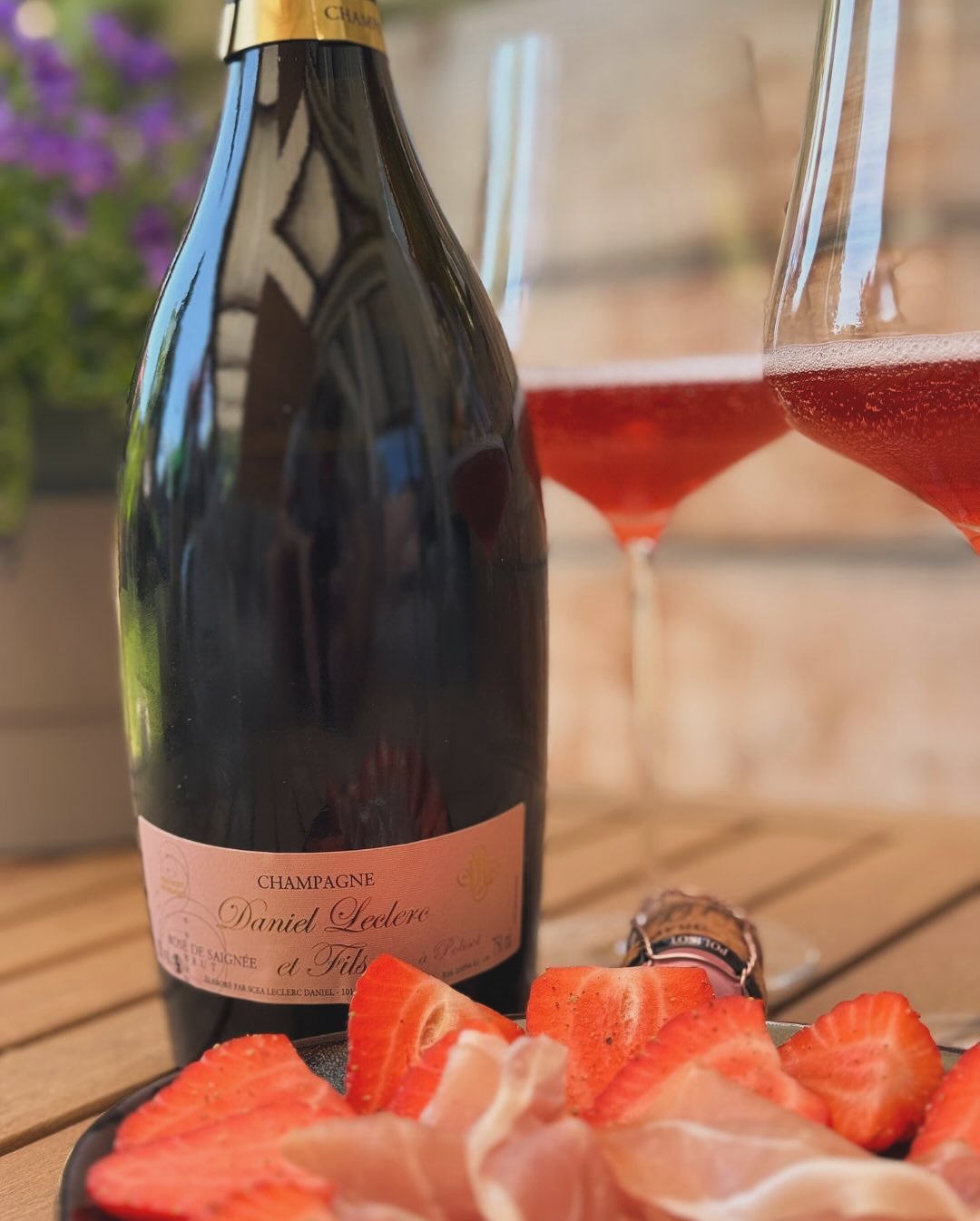 1. Mai. Feiertag. Kein Champagner zum Frühstück – zur Abwechslung. ​ ​Stattdessen: später Vormittag, Sonne auf der Terrasse, Füße hoch, Lounge-Modus. Ein Glas Rosé, gepfefferte … (5)