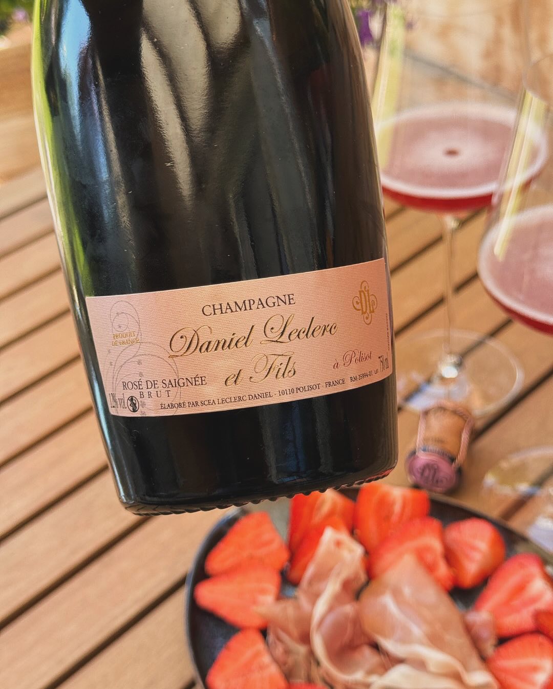 1. Mai. Feiertag. Kein Champagner zum Frühstück – zur Abwechslung. ​ ​Stattdessen: später Vormittag, Sonne auf der Terrasse, Füße hoch, Lounge-Modus. Ein Glas Rosé, gepfefferte … (7)
