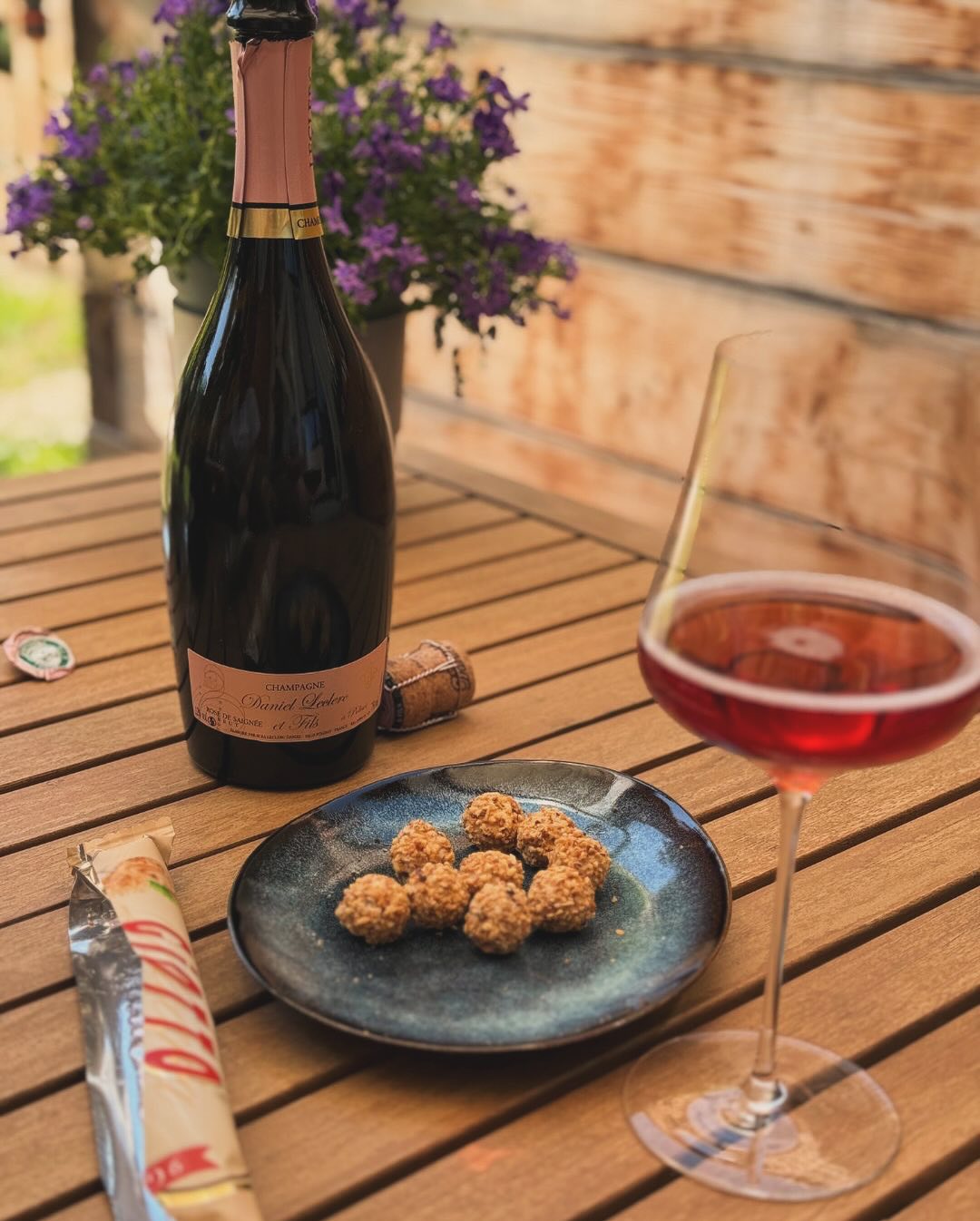 1. Mai. Feiertag. Kein Champagner zum Frühstück – zur Abwechslung. ​ ​Stattdessen: später Vormittag, Sonne auf der Terrasse, Füße hoch, Lounge-Modus. Ein Glas Rosé, gepfefferte … (9)