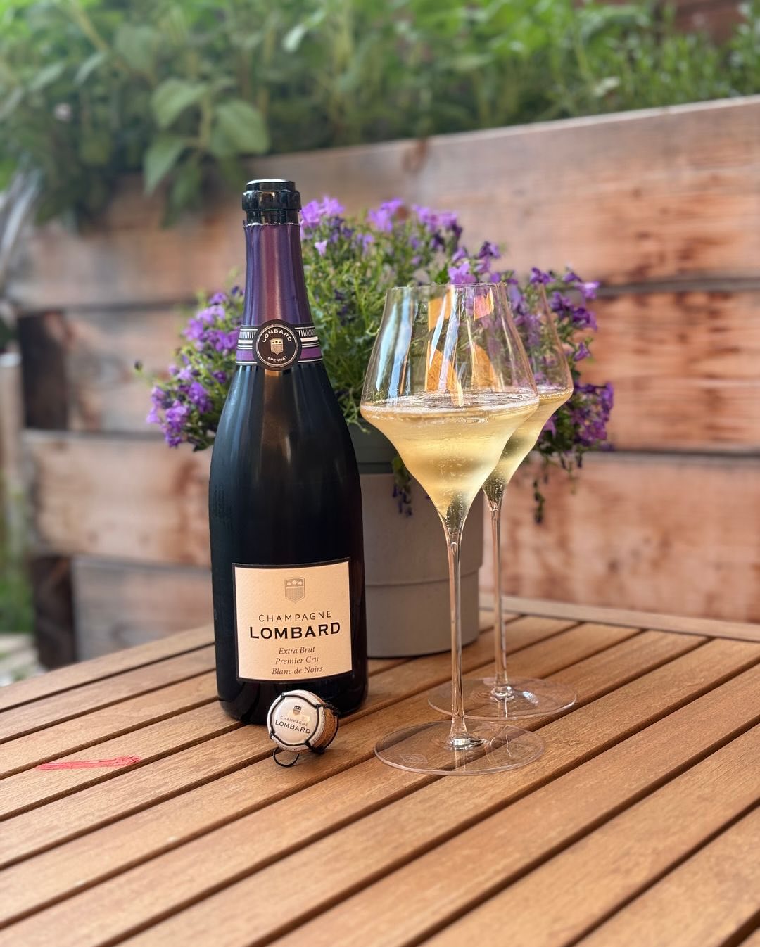 Letzte Sonnenstrahlen. Ein stiller Abend. Und ein Glas mit Kante. ​ @champagnelombard – Extra Brut – Premier Cru – Blanc de Noirs ​ Keine Begleitung, kein Essen – nur die Hitze … (3)