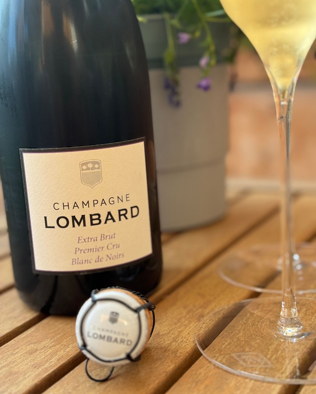 Letzte Sonnenstrahlen. Ein stiller Abend. Und ein Glas mit Kante. ​ @champagnelombard – Extra Brut – Premier Cru – Blanc de Noirs ​ Keine Begleitung, kein Essen – nur die Hitze … (5)