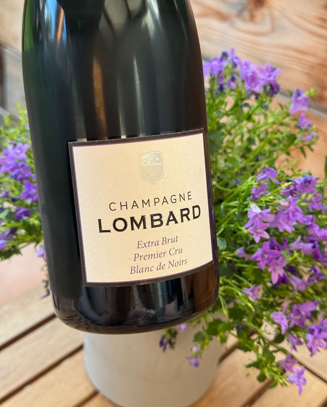 Letzte Sonnenstrahlen. Ein stiller Abend. Und ein Glas mit Kante. ​ @champagnelombard – Extra Brut – Premier Cru – Blanc de Noirs ​ Keine Begleitung, kein Essen – nur die Hitze … (8)