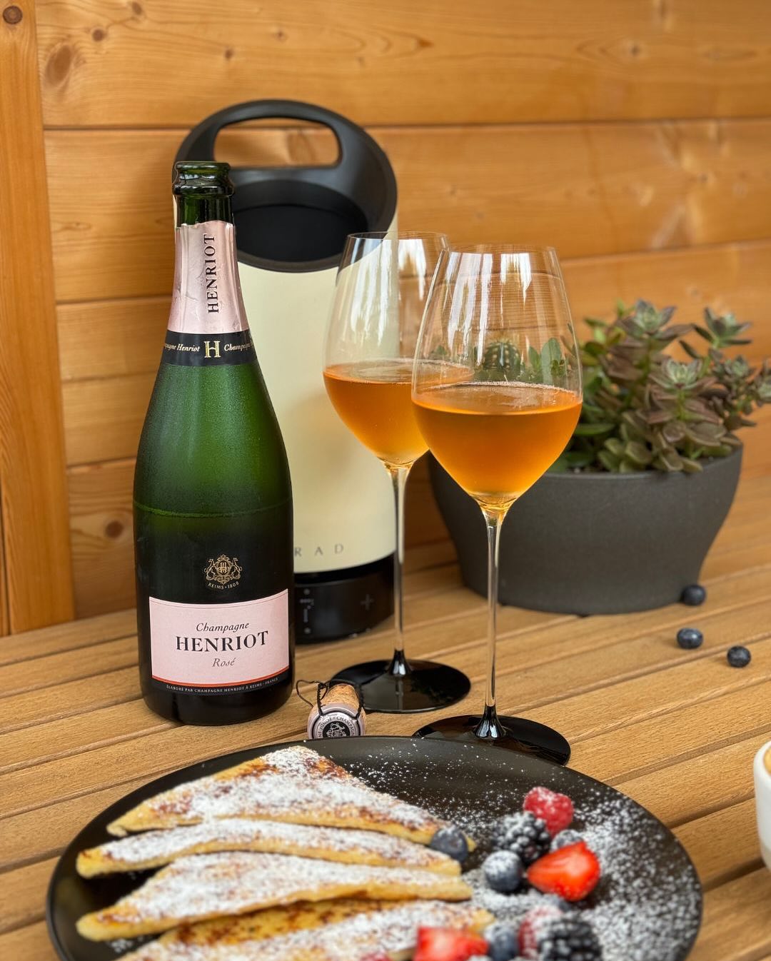 Heute zum Frühstück: French Toast mit Vanille, frischen Beeren und Puderzucker. Für die Kids? Schokocreme oben drauf. ​ Für uns dafür eine Flasche @champagnehenriot – Brut Rosé.… (1)
