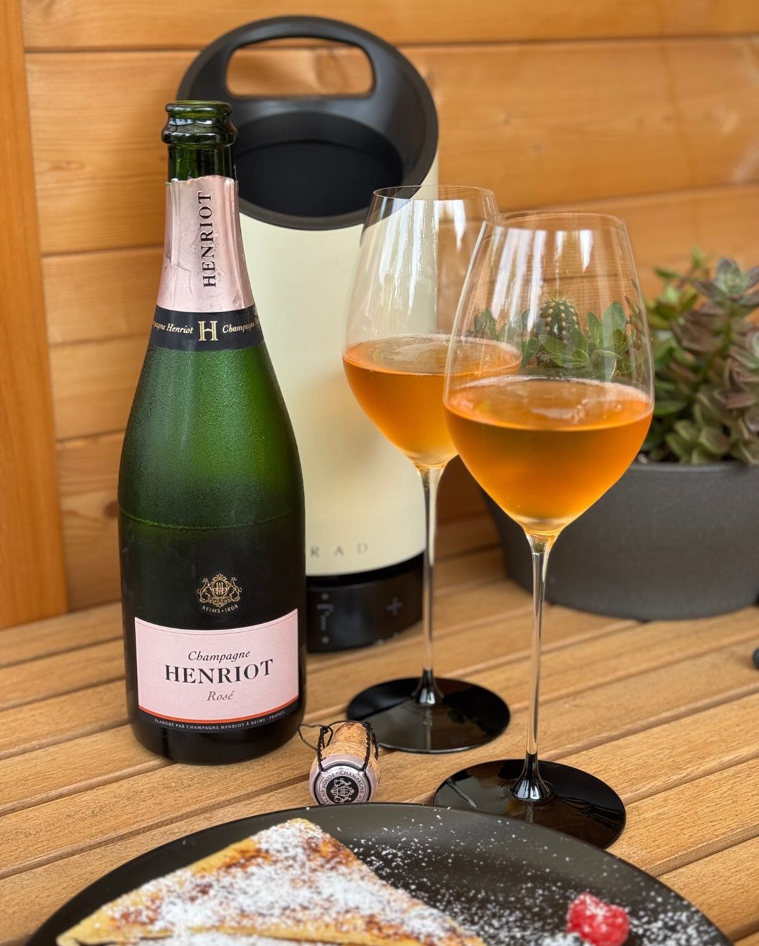 Heute zum Frühstück: French Toast mit Vanille, frischen Beeren und Puderzucker. Für die Kids? Schokocreme oben drauf. ​ Für uns dafür eine Flasche @champagnehenriot – Brut Rosé.… (3)