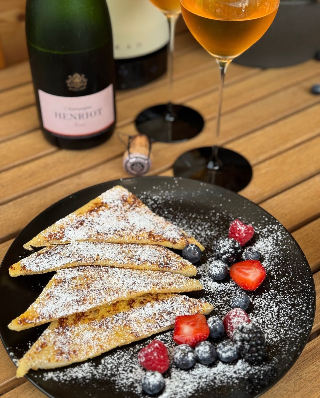 Heute zum Frühstück: French Toast mit Vanille, frischen Beeren und Puderzucker. Für die Kids? Schokocreme oben drauf. ​ Für uns dafür eine Flasche @champagnehenriot – Brut Rosé.… (5)