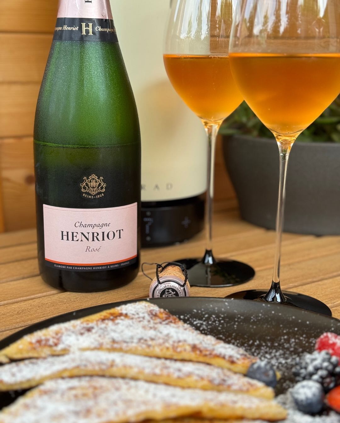 Heute zum Frühstück: French Toast mit Vanille, frischen Beeren und Puderzucker. Für die Kids? Schokocreme oben drauf. ​ Für uns dafür eine Flasche @champagnehenriot – Brut Rosé.… (6)