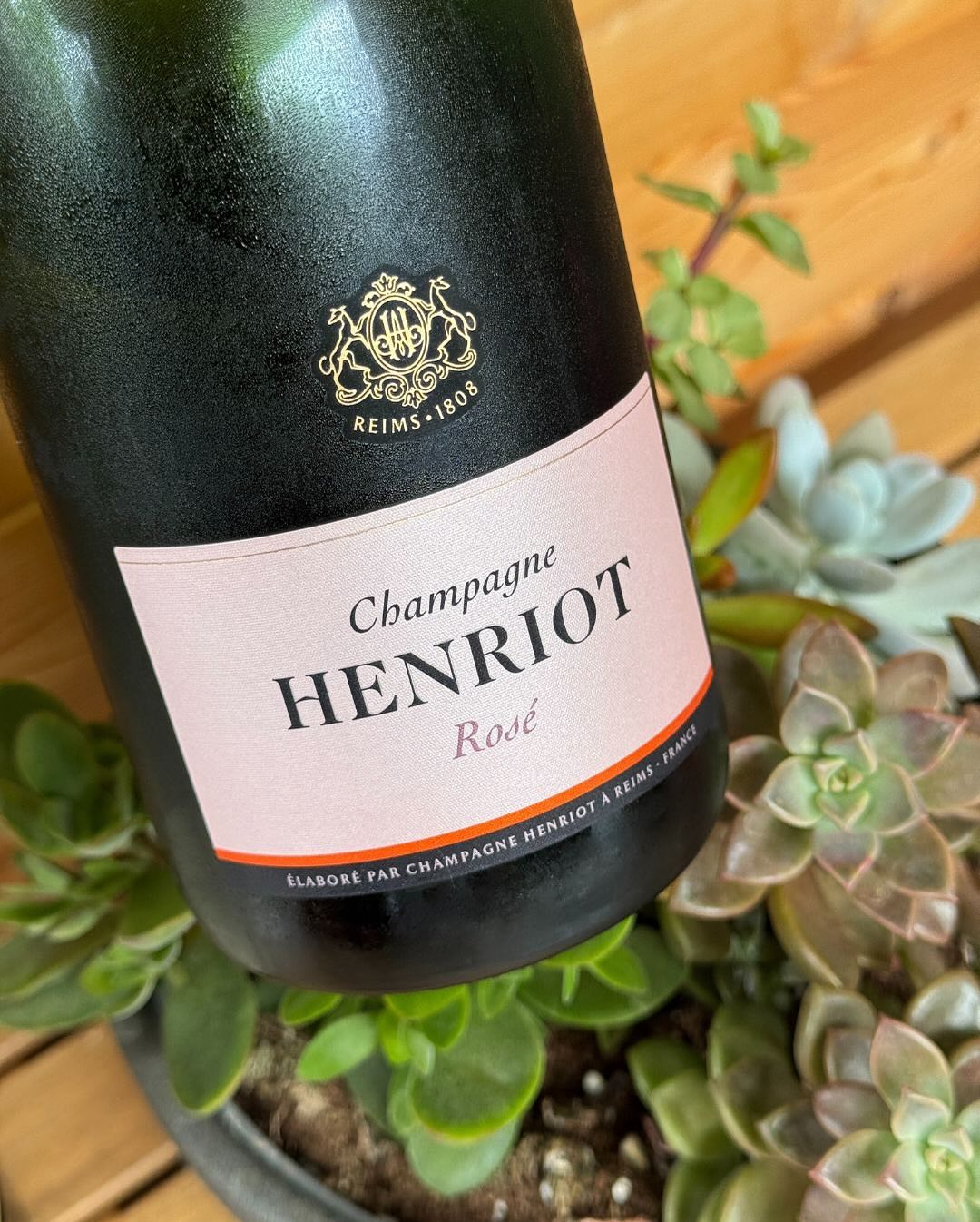 Heute zum Frühstück: French Toast mit Vanille, frischen Beeren und Puderzucker. Für die Kids? Schokocreme oben drauf. ​ Für uns dafür eine Flasche @champagnehenriot – Brut Rosé.… (7)