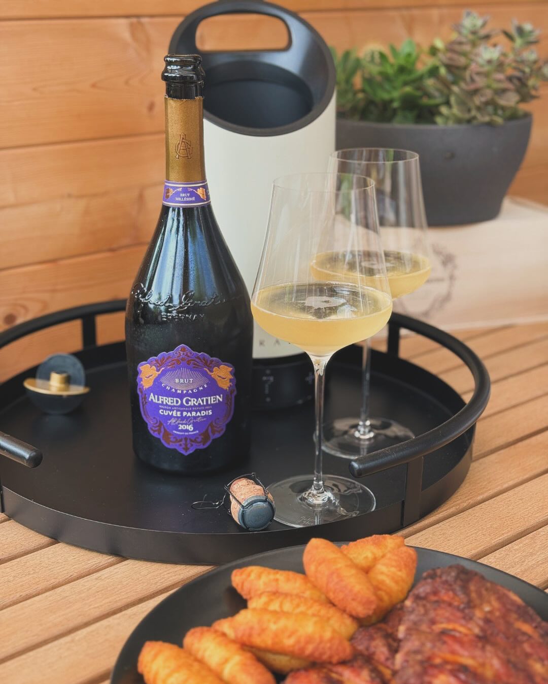 Spareribs vom Grill sind jetzt vielleicht nicht der erste Gedanke, wenn’s um Champagner geht. ​ Viele würden hier eher zum Bier greifen – oder zum Cocktail. Ich denk mir in solc… (4)