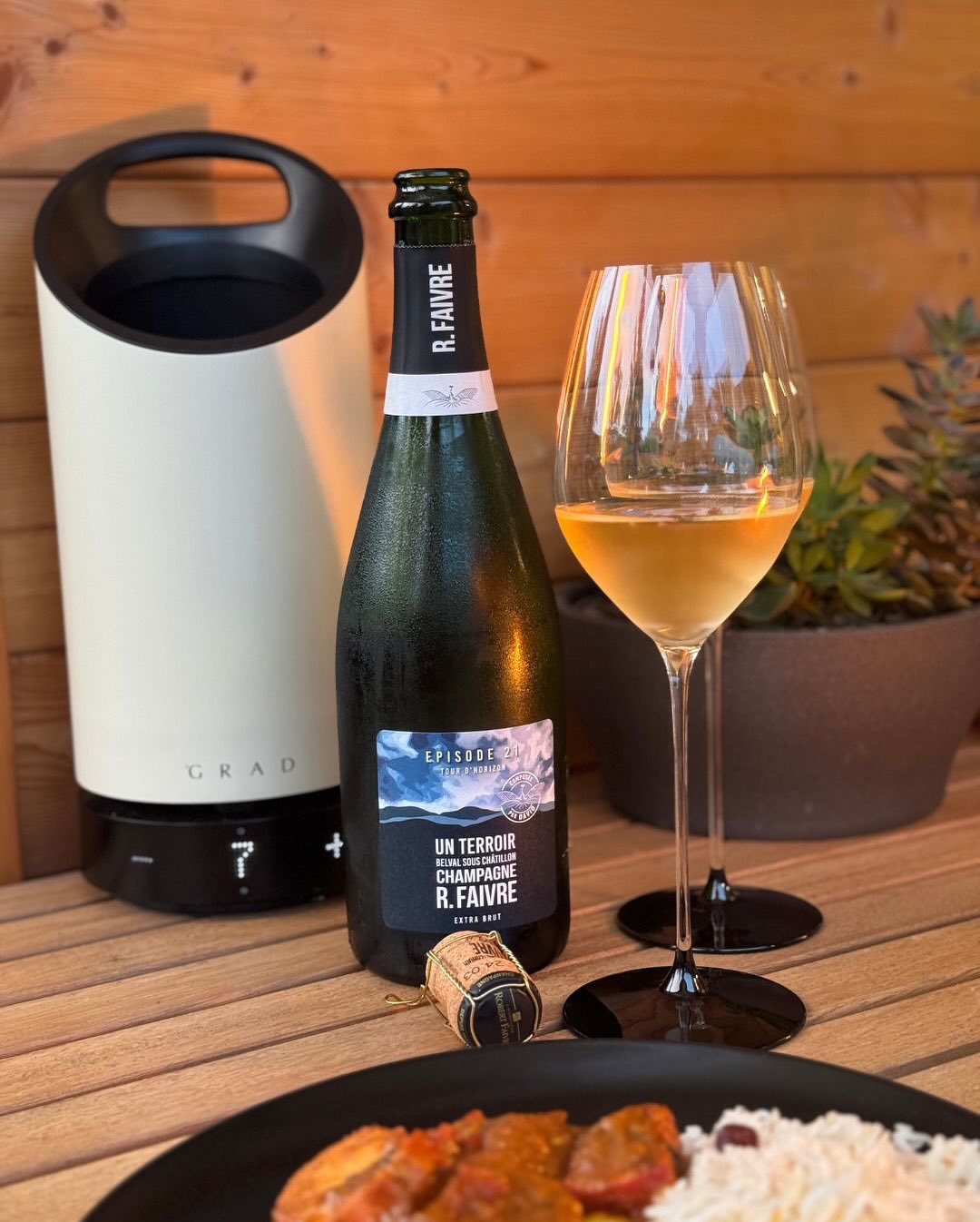 Gestern gab es ein klassisches Chicken Tikka Masala mit Basmatireis und cremigem Raita. ​ ​Viel Geschmack, viel Wärme, aber keine Überforderung. Dazu im Glas: @champagnefaivre –… (1)