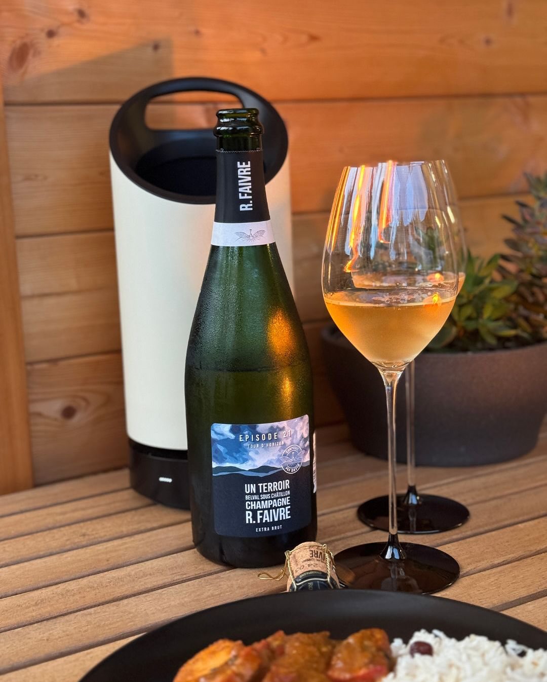 Gestern gab es ein klassisches Chicken Tikka Masala mit Basmatireis und cremigem Raita. ​ ​Viel Geschmack, viel Wärme, aber keine Überforderung. Dazu im Glas: @champagnefaivre –… (3)
