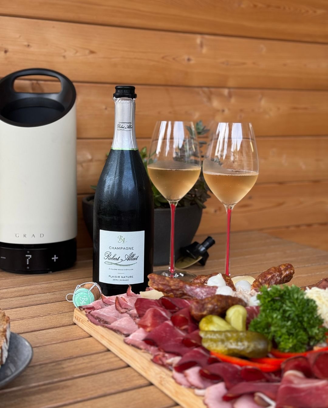 Gestern gab’s das volle Programm: ​ Eine klassische steirische Jausenplatte – direkt vom Heurigen nebenan. Geselchtes, Aufstriche, Gurkerl, frisches Bauernbrot – alles dabei. Un… (1)