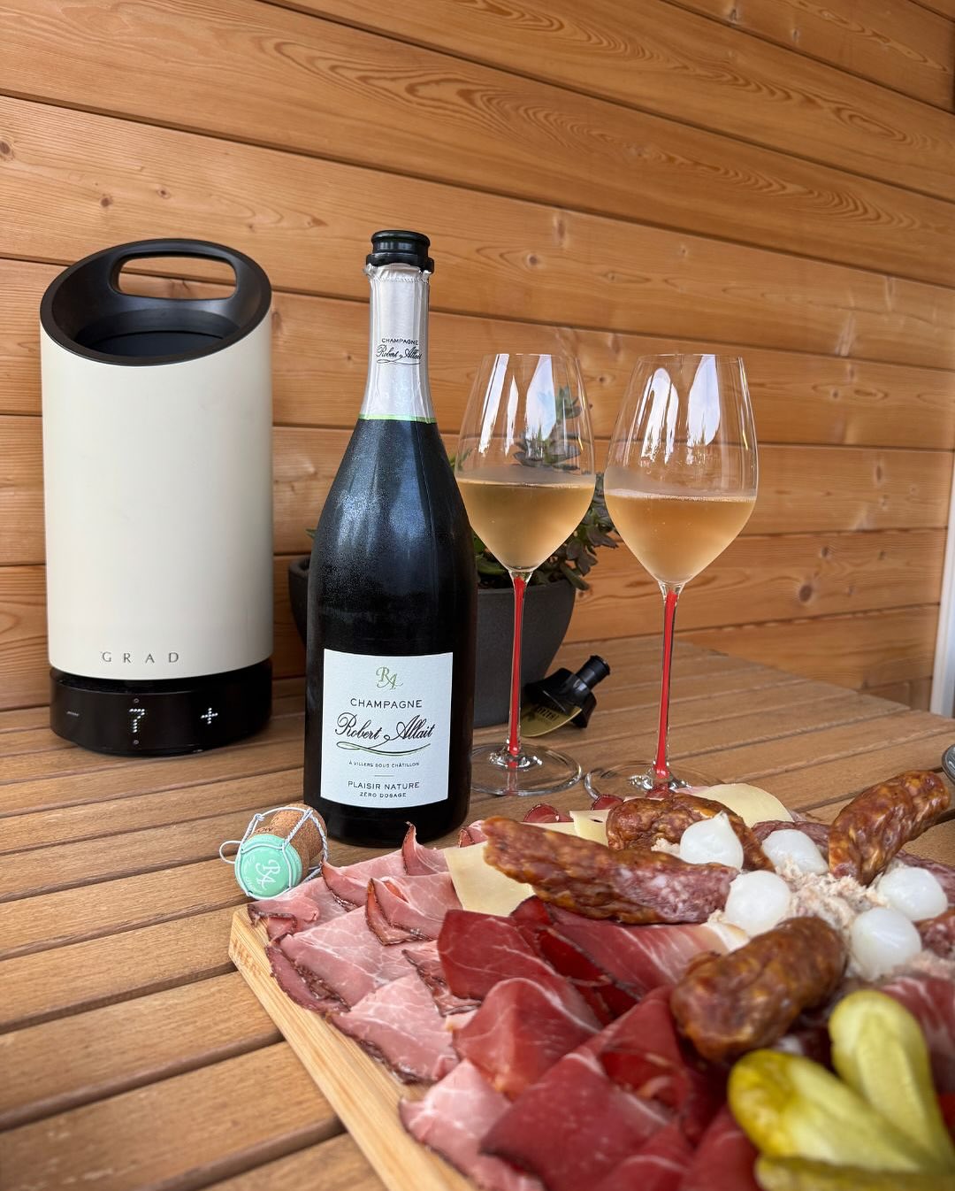Gestern gab’s das volle Programm: ​ Eine klassische steirische Jausenplatte – direkt vom Heurigen nebenan. Geselchtes, Aufstriche, Gurkerl, frisches Bauernbrot – alles dabei. Un… (4)