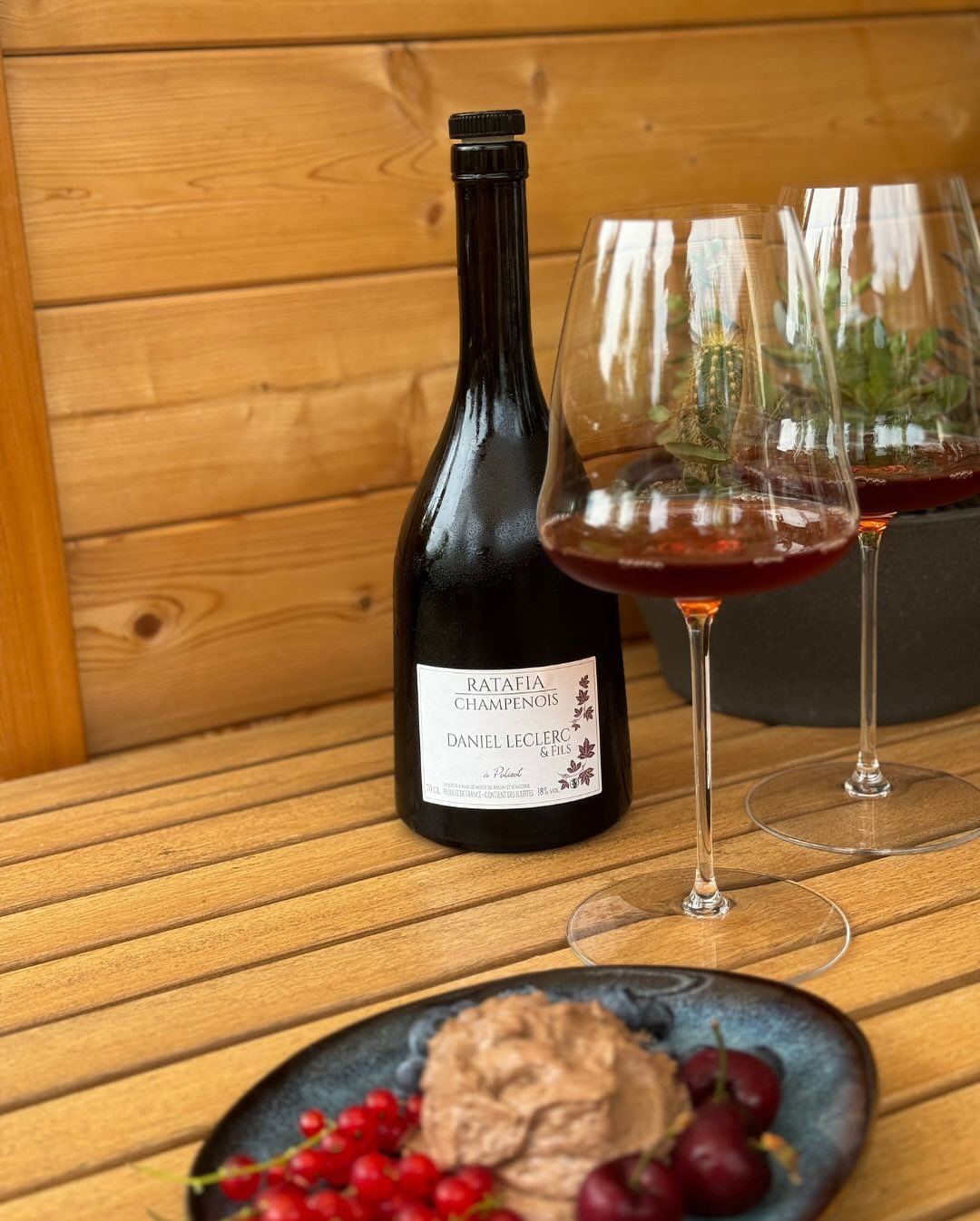 Heute gab’s noch ein fluffiges Schokomousse aus dunkler Schokolade, dazu frische Johannisbeeren, Kirschen und Heidelbeeren. ​ Ziemlich süß. Ziemlich intensiv. Und ehrlich gesagt… (1)