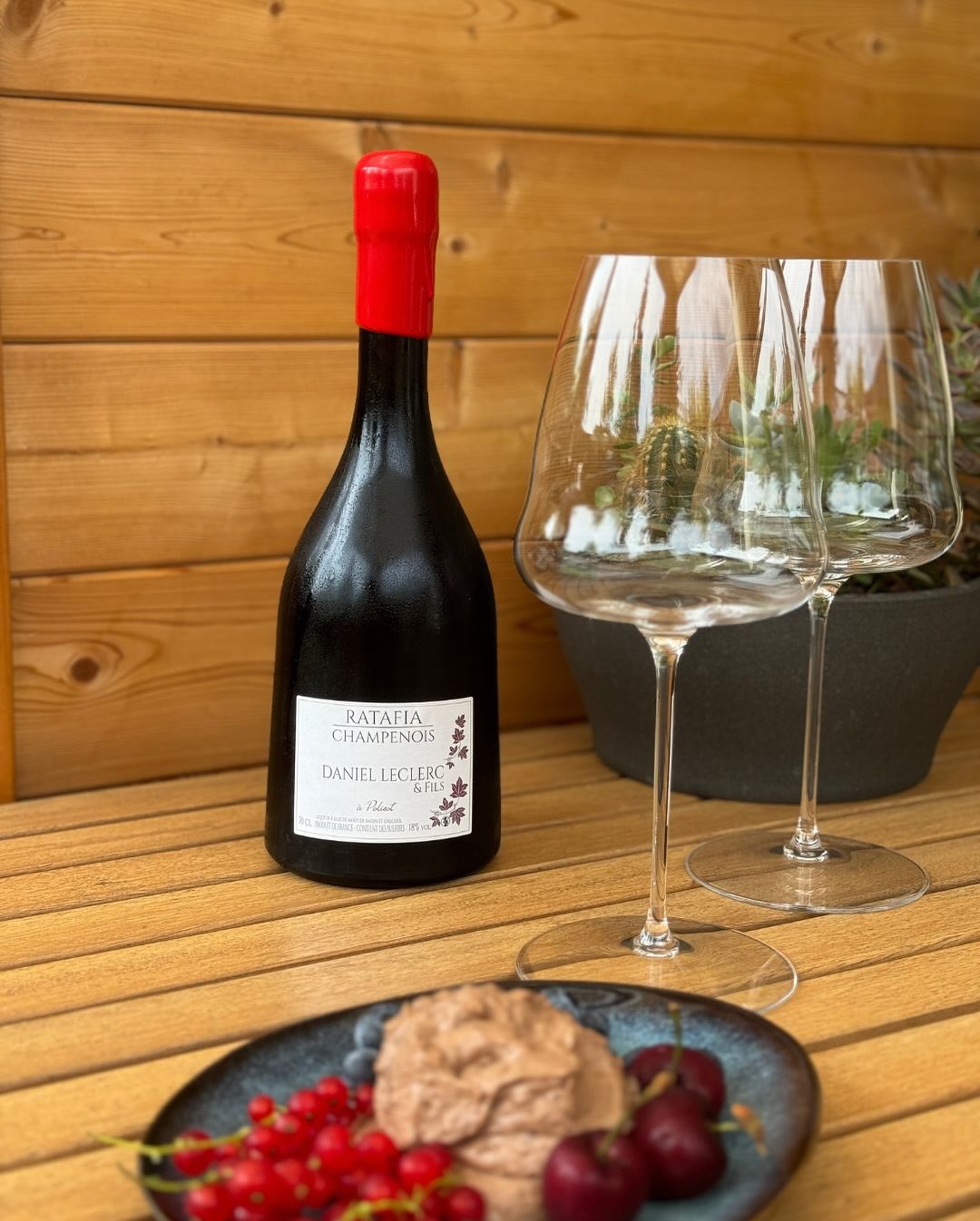 Heute gab’s noch ein fluffiges Schokomousse aus dunkler Schokolade, dazu frische Johannisbeeren, Kirschen und Heidelbeeren. ​ Ziemlich süß. Ziemlich intensiv. Und ehrlich gesagt… (3)