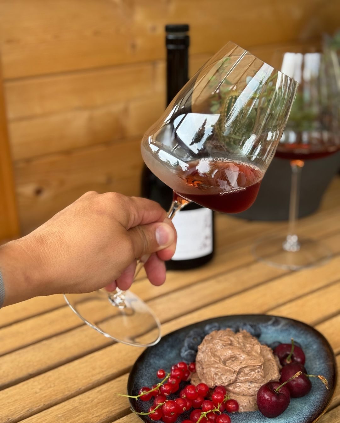 Heute gab’s noch ein fluffiges Schokomousse aus dunkler Schokolade, dazu frische Johannisbeeren, Kirschen und Heidelbeeren. ​ Ziemlich süß. Ziemlich intensiv. Und ehrlich gesagt… (5)