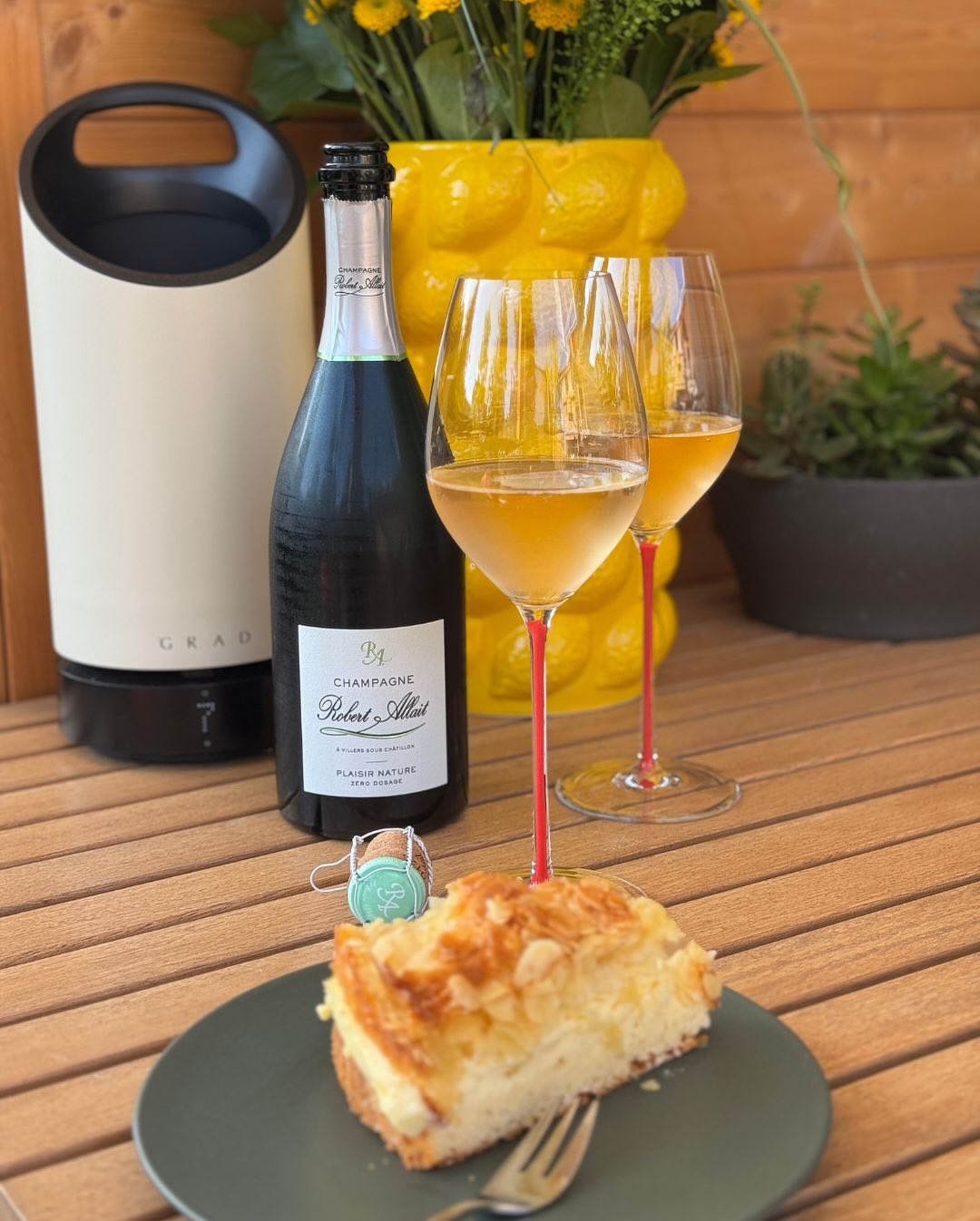 Bienenstich. Mit Vanillecreme. Mandeln. Süß, weich, cremig. Und dazu? Kein Kaffee, kein süßer Champagner, kein Demi-Sec – sondern: ​ @champagnerobertallait – Plaisir Nature ​ • … (1)