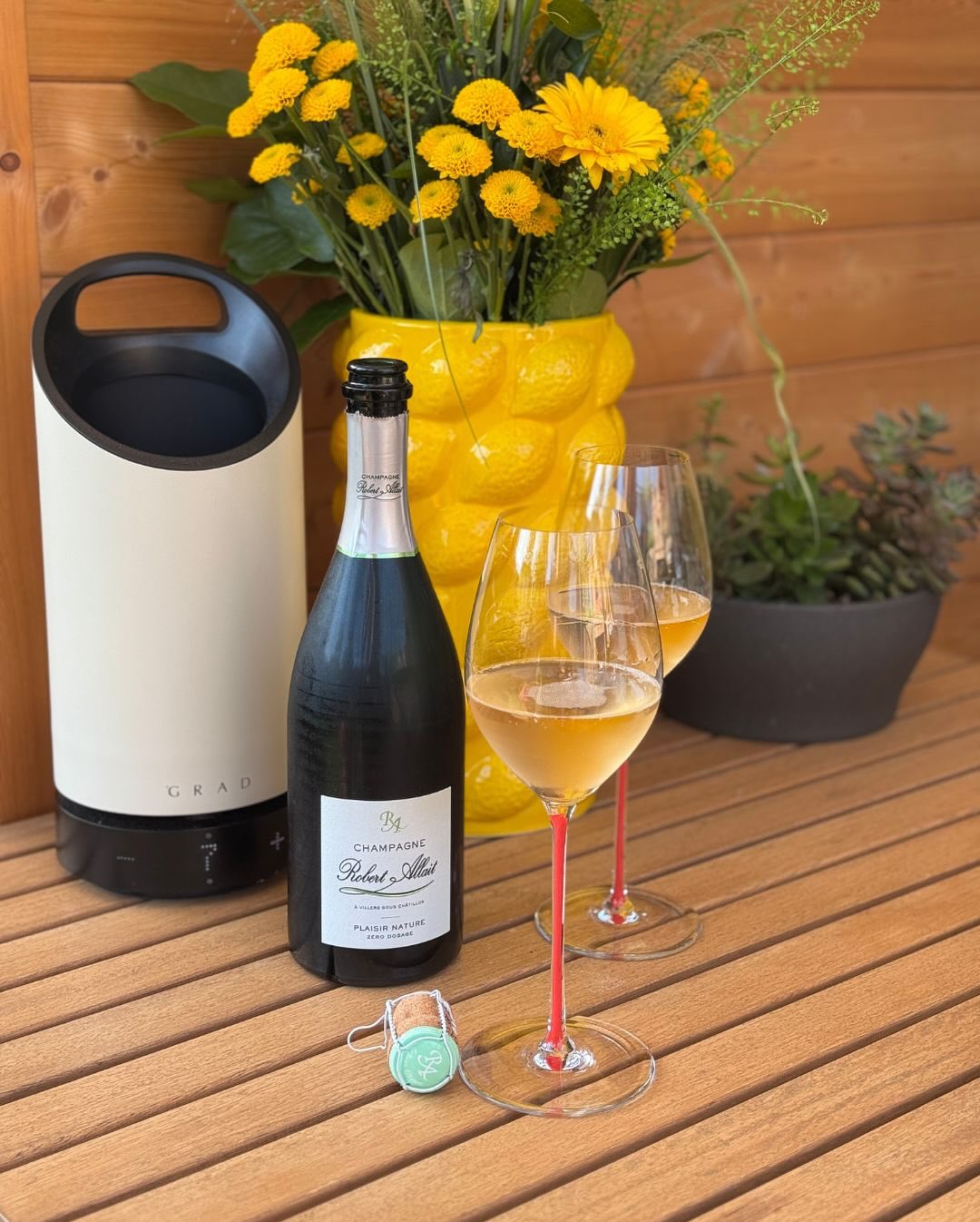 Bienenstich. Mit Vanillecreme. Mandeln. Süß, weich, cremig. Und dazu? Kein Kaffee, kein süßer Champagner, kein Demi-Sec – sondern: ​ @champagnerobertallait – Plaisir Nature ​ • … (3)