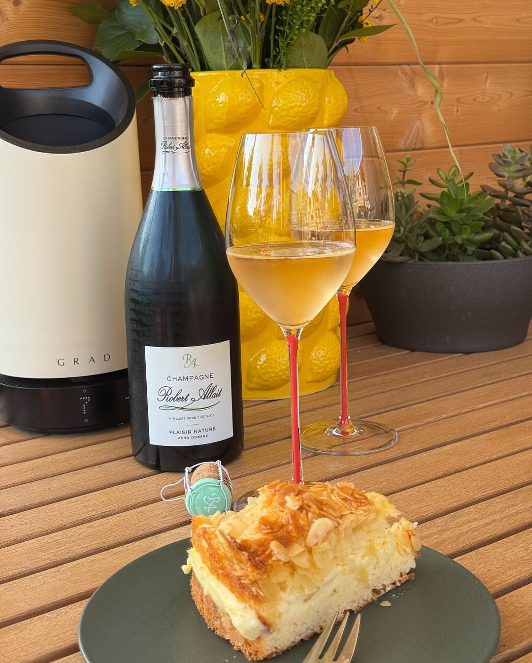 Bienenstich. Mit Vanillecreme. Mandeln. Süß, weich, cremig. Und dazu? Kein Kaffee, kein süßer Champagner, kein Demi-Sec – sondern: ​ @champagnerobertallait – Plaisir Nature ​ • … (5)