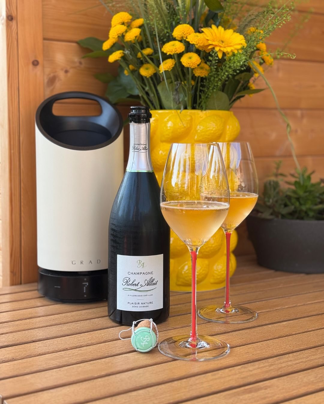 Bienenstich. Mit Vanillecreme. Mandeln. Süß, weich, cremig. Und dazu? Kein Kaffee, kein süßer Champagner, kein Demi-Sec – sondern: ​ @champagnerobertallait – Plaisir Nature ​ • … (7)