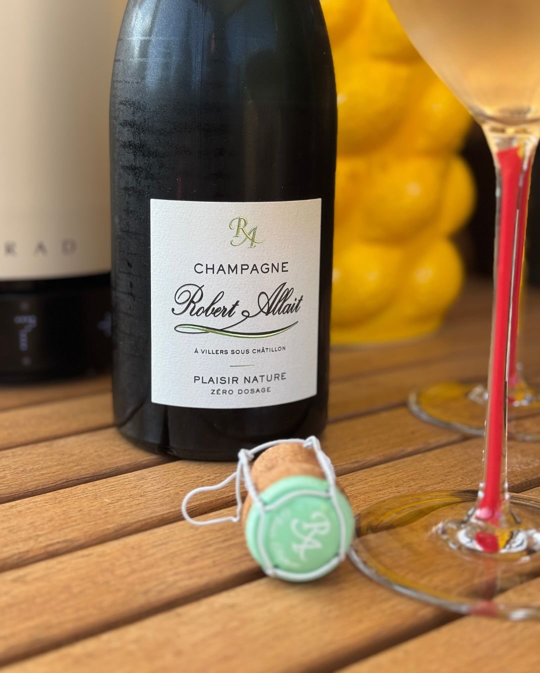 Bienenstich. Mit Vanillecreme. Mandeln. Süß, weich, cremig. Und dazu? Kein Kaffee, kein süßer Champagner, kein Demi-Sec – sondern: ​ @champagnerobertallait – Plaisir Nature ​ • … (8)