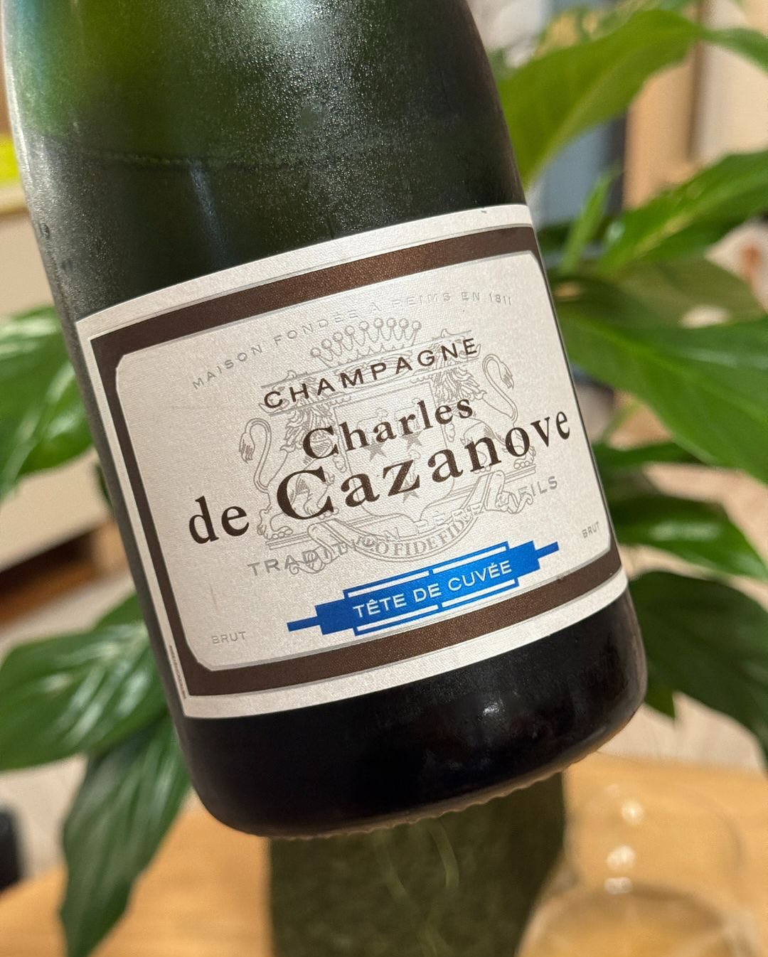 Heute mal wieder was aus der Supermarkt-Kategorie. ​ ​Zwei Flaschen, ein Supermarkt, 17,99 € das Stück. Gekauft bei Hofer – rein aus Neugier: @champagnedecazanove – Tête de Cuvé… (5)