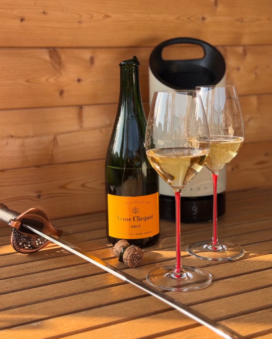 Heute gibt es mal keinen Deep-Dive in Terroir, Dosage oder langes Hefelager. ​ ​Stattdessen einfach nur entspannte Garten-Vibes und ein absoluter Klassiker, der für meine Übungs… (1)