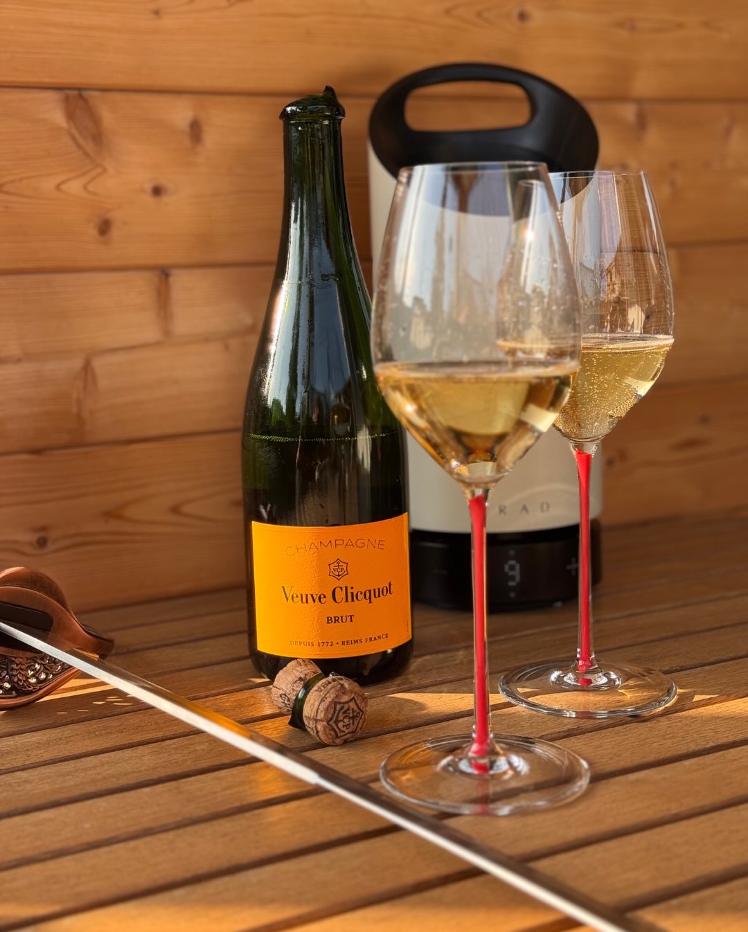 Heute gibt es mal keinen Deep-Dive in Terroir, Dosage oder langes Hefelager. ​ ​Stattdessen einfach nur entspannte Garten-Vibes und ein absoluter Klassiker, der für meine Übungs… (5)