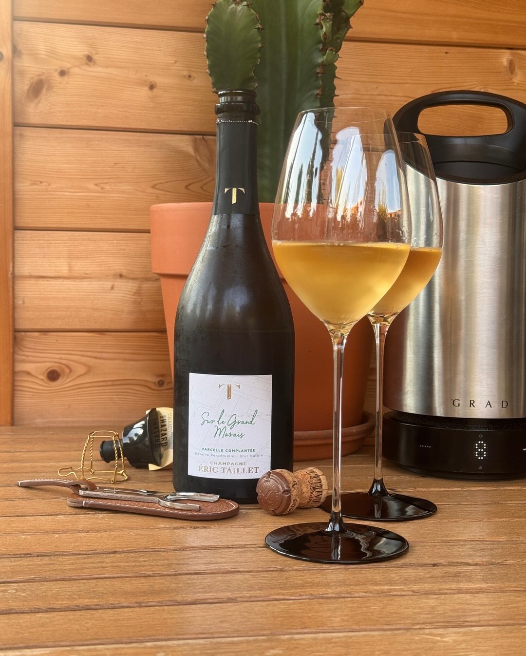 Heute zeige ich euch den “Sur le Grand-Marais” von Champagne Éric Taillet. ​ ​@champagneerictaillet baut diese Cuvée aus einer einzigen Parzelle auf: dem Grand-Marais. Eine Lage… (1)