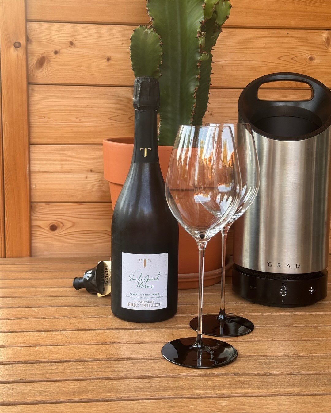 Heute zeige ich euch den “Sur le Grand-Marais” von Champagne Éric Taillet. ​ ​@champagneerictaillet baut diese Cuvée aus einer einzigen Parzelle auf: dem Grand-Marais. Eine Lage… (3)