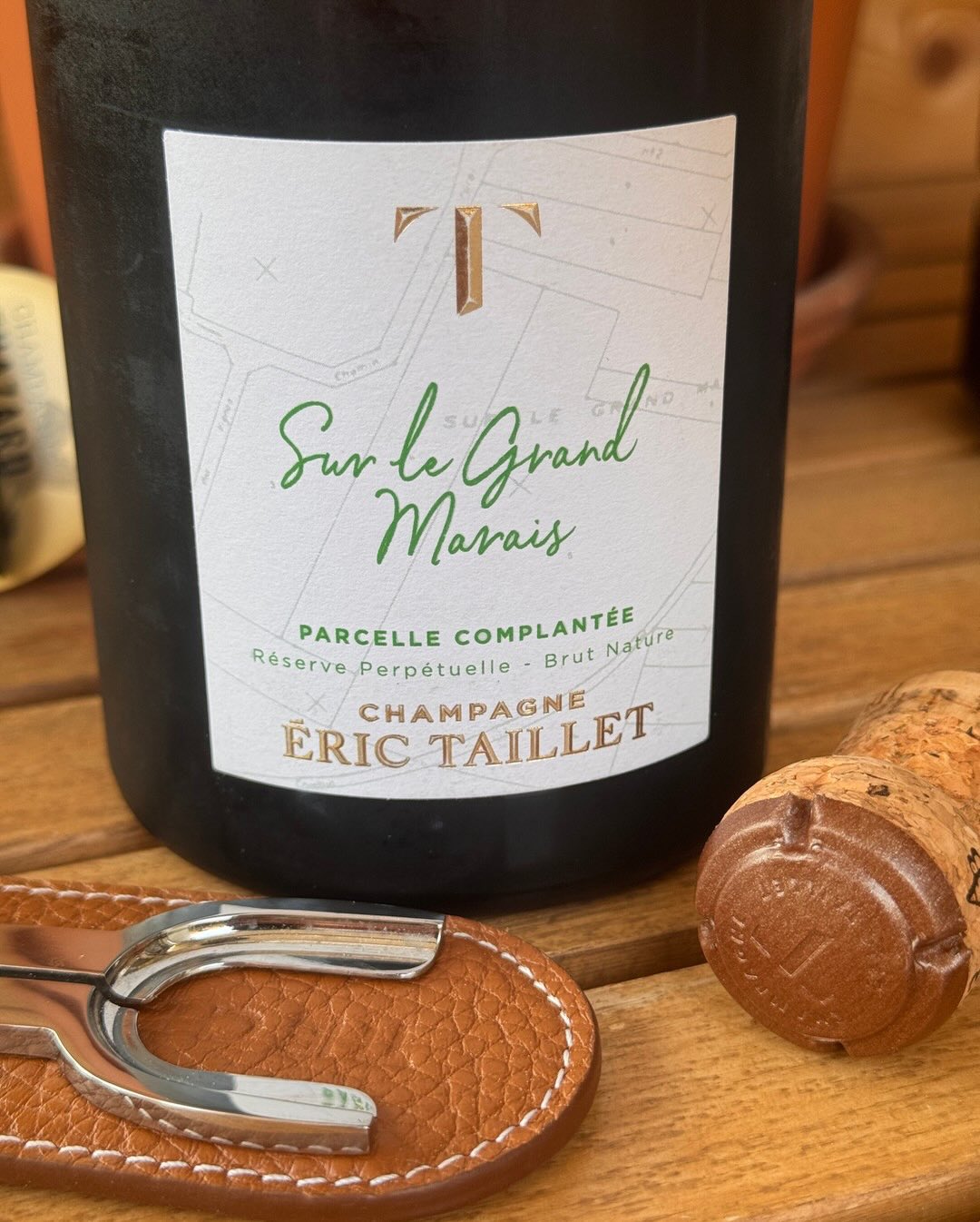 Heute zeige ich euch den “Sur le Grand-Marais” von Champagne Éric Taillet. ​ ​@champagneerictaillet baut diese Cuvée aus einer einzigen Parzelle auf: dem Grand-Marais. Eine Lage… (5)