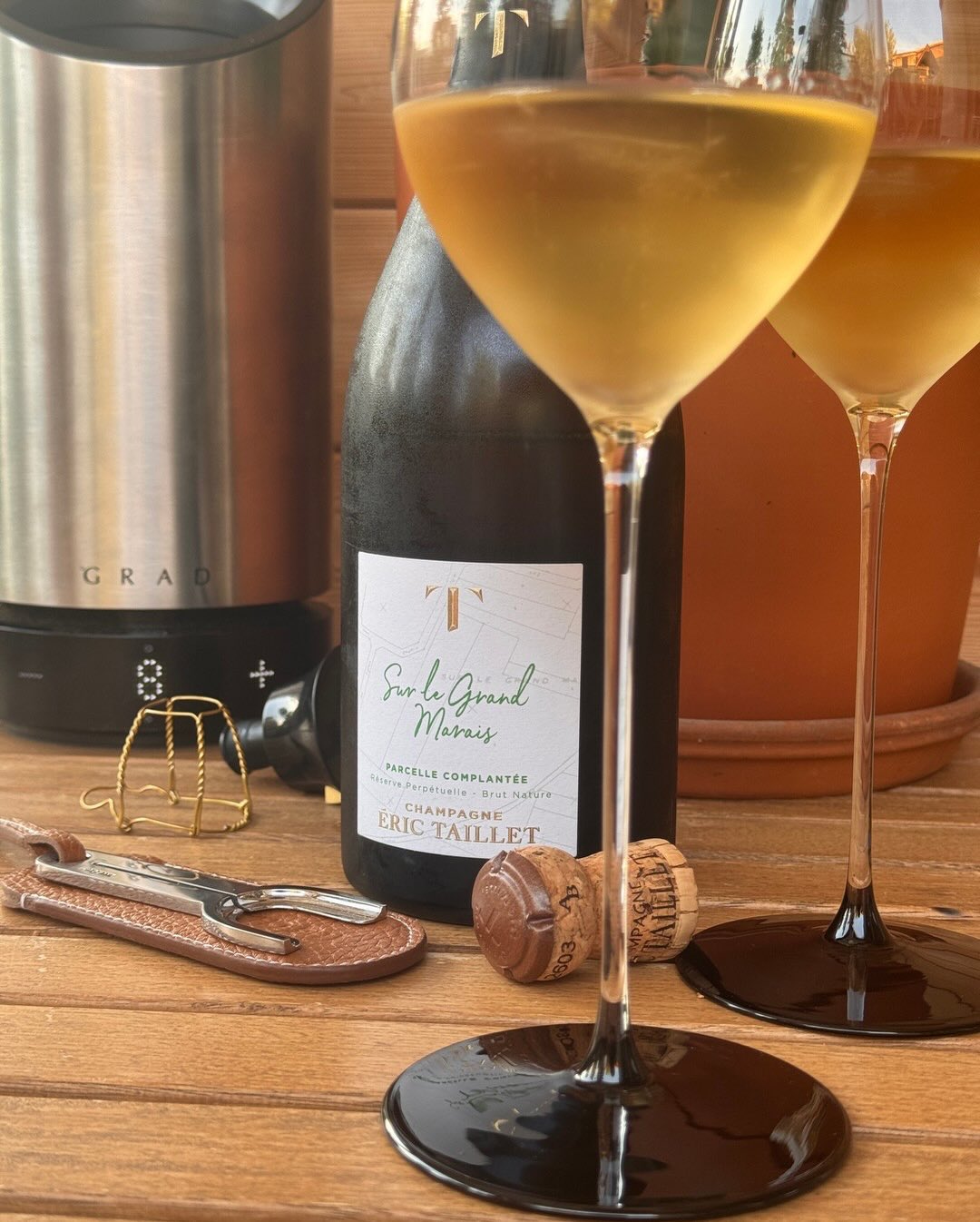 Heute zeige ich euch den “Sur le Grand-Marais” von Champagne Éric Taillet. ​ ​@champagneerictaillet baut diese Cuvée aus einer einzigen Parzelle auf: dem Grand-Marais. Eine Lage… (7)