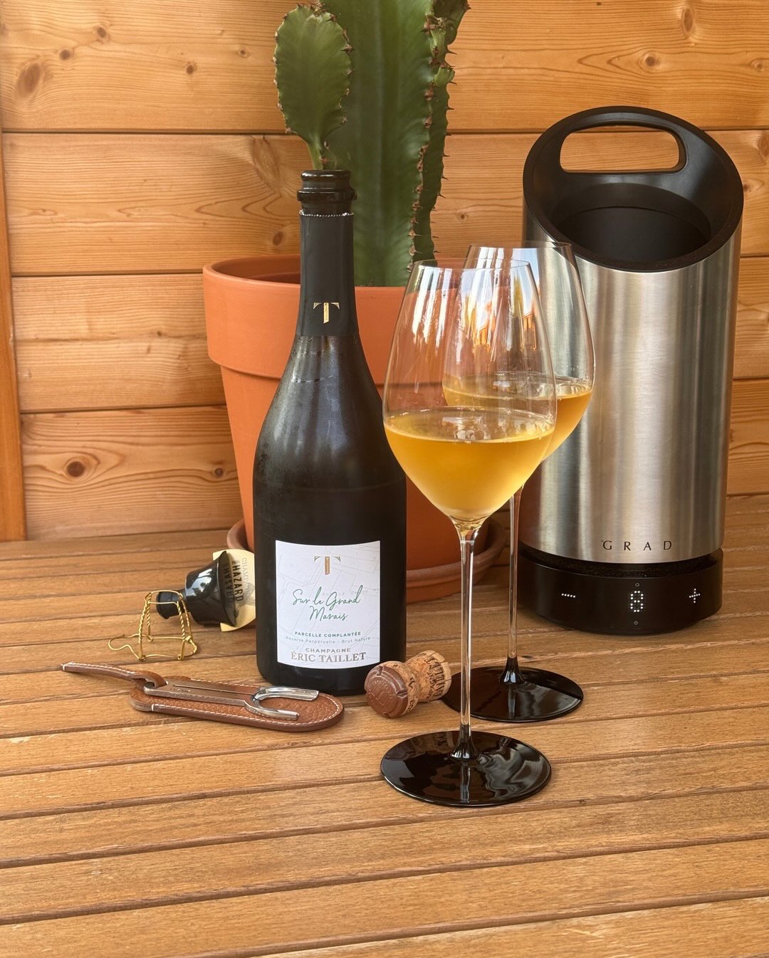 Heute zeige ich euch den “Sur le Grand-Marais” von Champagne Éric Taillet. ​ ​@champagneerictaillet baut diese Cuvée aus einer einzigen Parzelle auf: dem Grand-Marais. Eine Lage… (8)