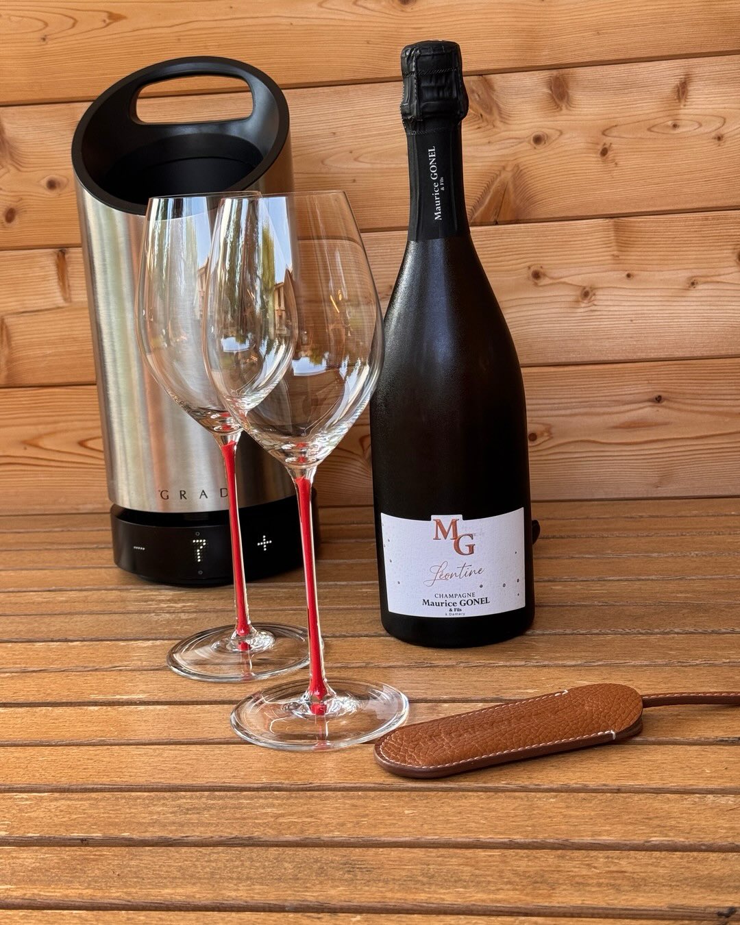 Die Léontine 2021 von @champagnemauricegonel ist der Jahrgangs-Meunier des Hauses, und schon die Vinifikation macht klar, dass das kein Alltagswein sein soll: 12 Monate im alten… (3)