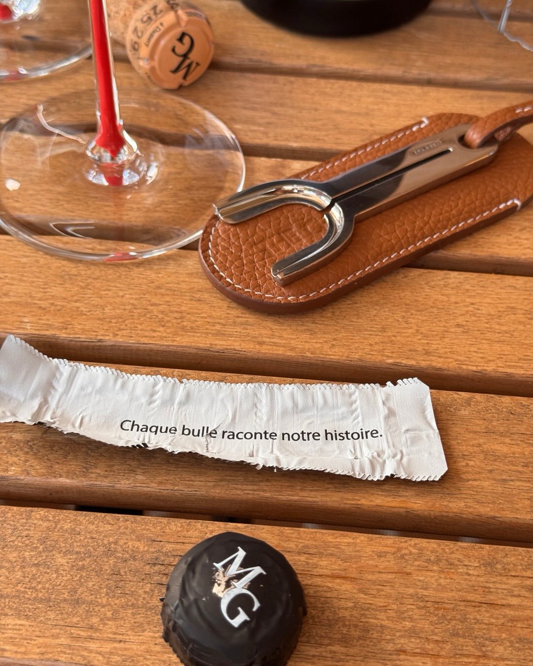 Die Léontine 2021 von @champagnemauricegonel ist der Jahrgangs-Meunier des Hauses, und schon die Vinifikation macht klar, dass das kein Alltagswein sein soll: 12 Monate im alten… (8)