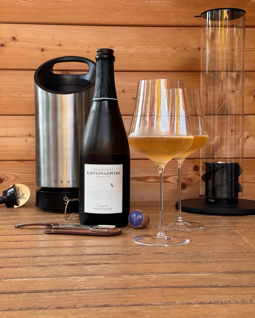 Heute gibt’s 100% Pinot Noir von @champagnerafflin.lepitre mit dem Chœur de Pinot Noir aus Chigny-les-Roses. Was den Chœur im Portfolio hervorhebt ist, dass er als eigenständige… (1)