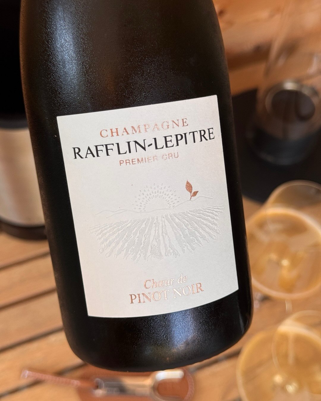 Heute gibt’s 100% Pinot Noir von @champagnerafflin.lepitre mit dem Chœur de Pinot Noir aus Chigny-les-Roses. Was den Chœur im Portfolio hervorhebt ist, dass er als eigenständige… (11)