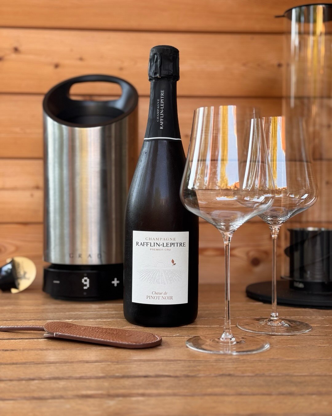 Heute gibt’s 100% Pinot Noir von @champagnerafflin.lepitre mit dem Chœur de Pinot Noir aus Chigny-les-Roses. Was den Chœur im Portfolio hervorhebt ist, dass er als eigenständige… (3)