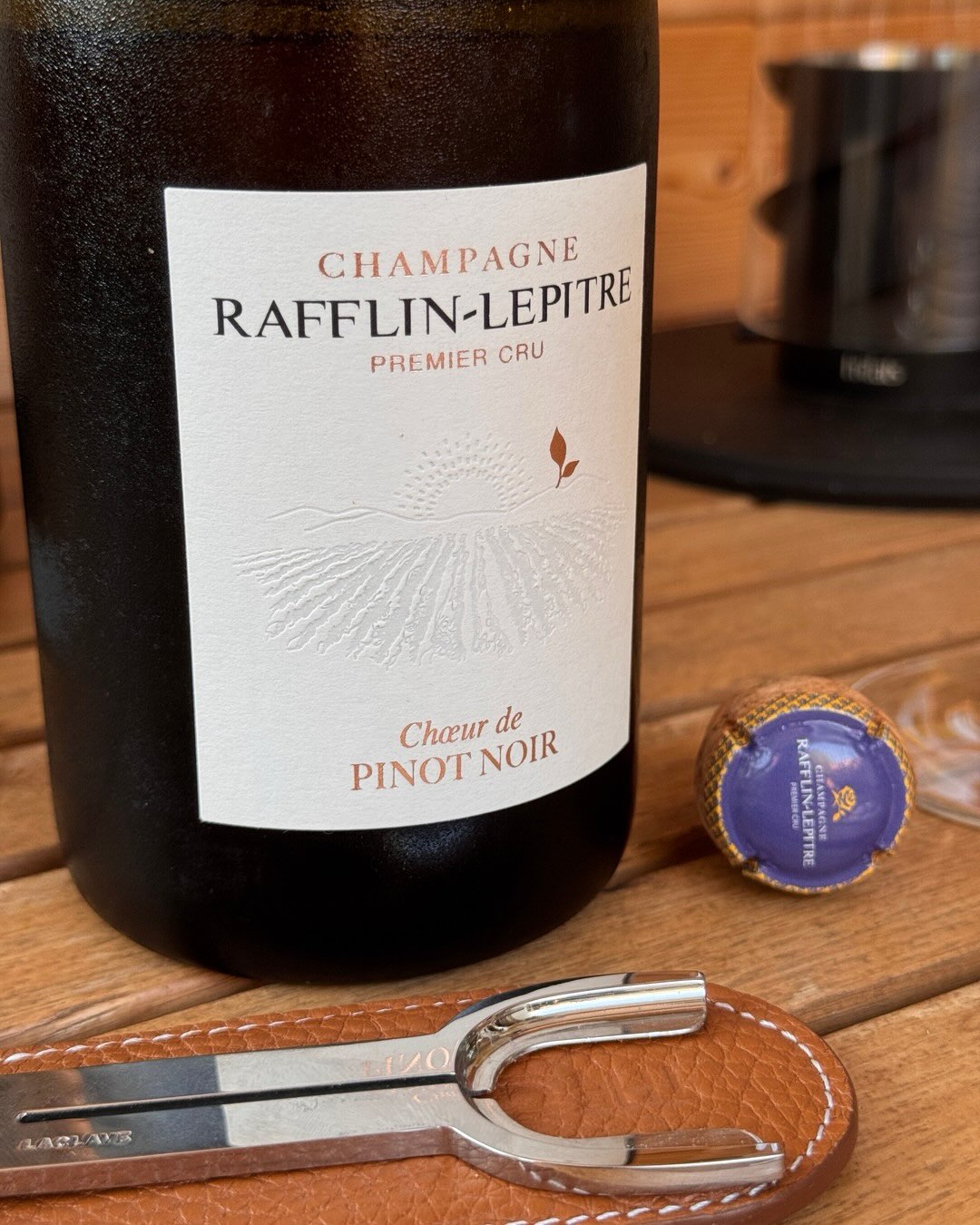 Heute gibt’s 100% Pinot Noir von @champagnerafflin.lepitre mit dem Chœur de Pinot Noir aus Chigny-les-Roses. Was den Chœur im Portfolio hervorhebt ist, dass er als eigenständige… (5)