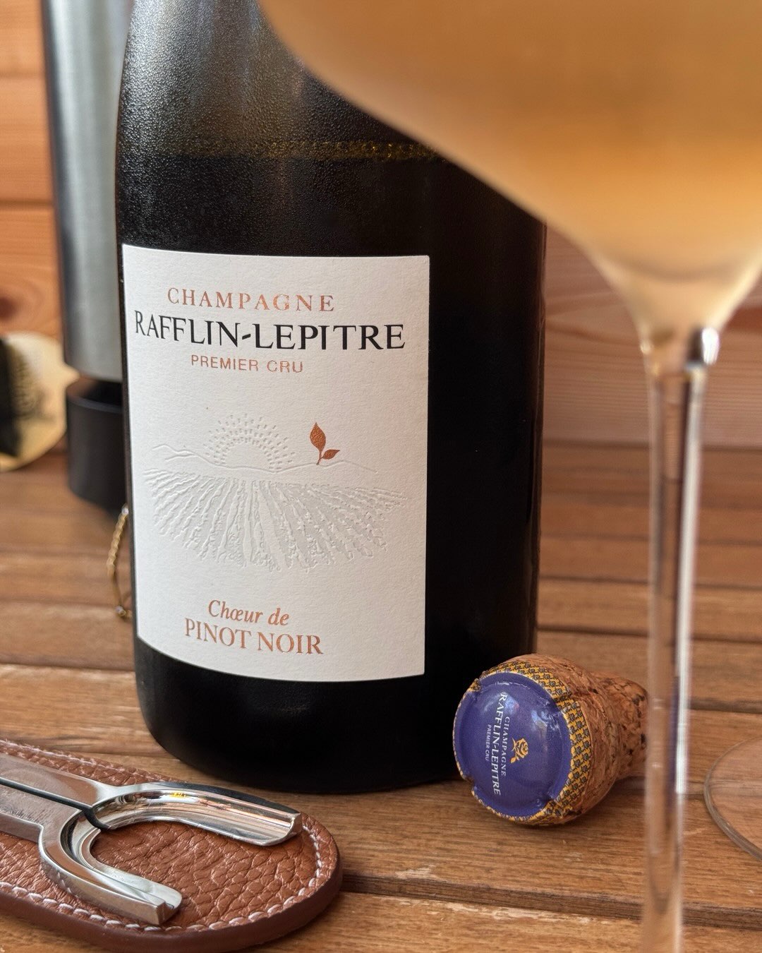Heute gibt’s 100% Pinot Noir von @champagnerafflin.lepitre mit dem Chœur de Pinot Noir aus Chigny-les-Roses. Was den Chœur im Portfolio hervorhebt ist, dass er als eigenständige… (7)