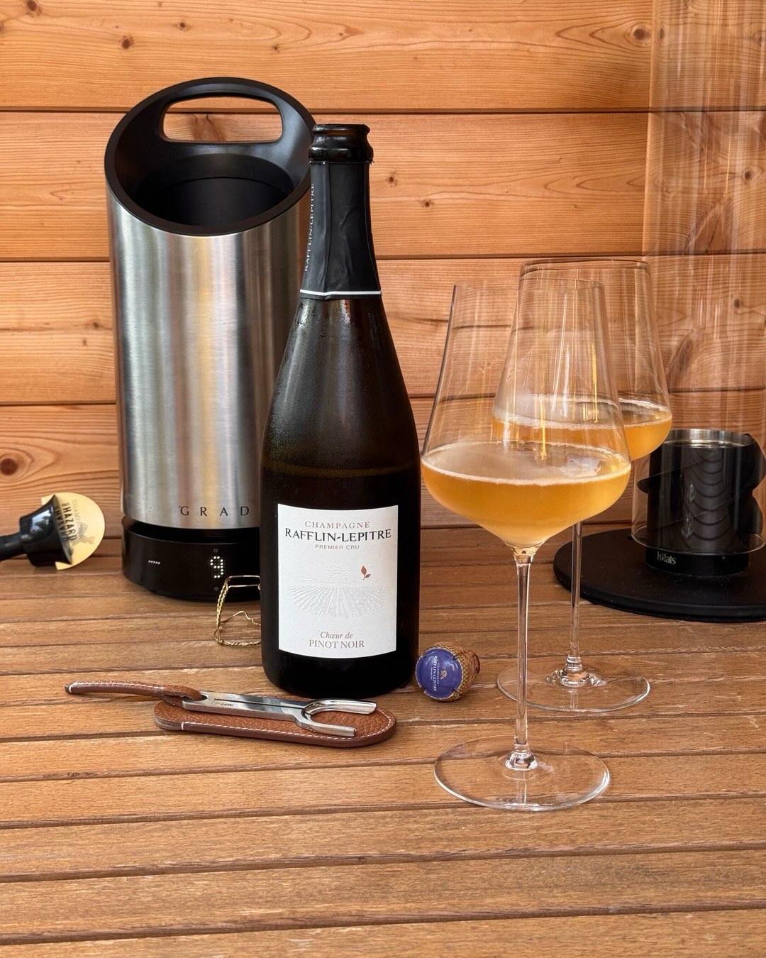 Heute gibt’s 100% Pinot Noir von @champagnerafflin.lepitre mit dem Chœur de Pinot Noir aus Chigny-les-Roses. Was den Chœur im Portfolio hervorhebt ist, dass er als eigenständige… (9)