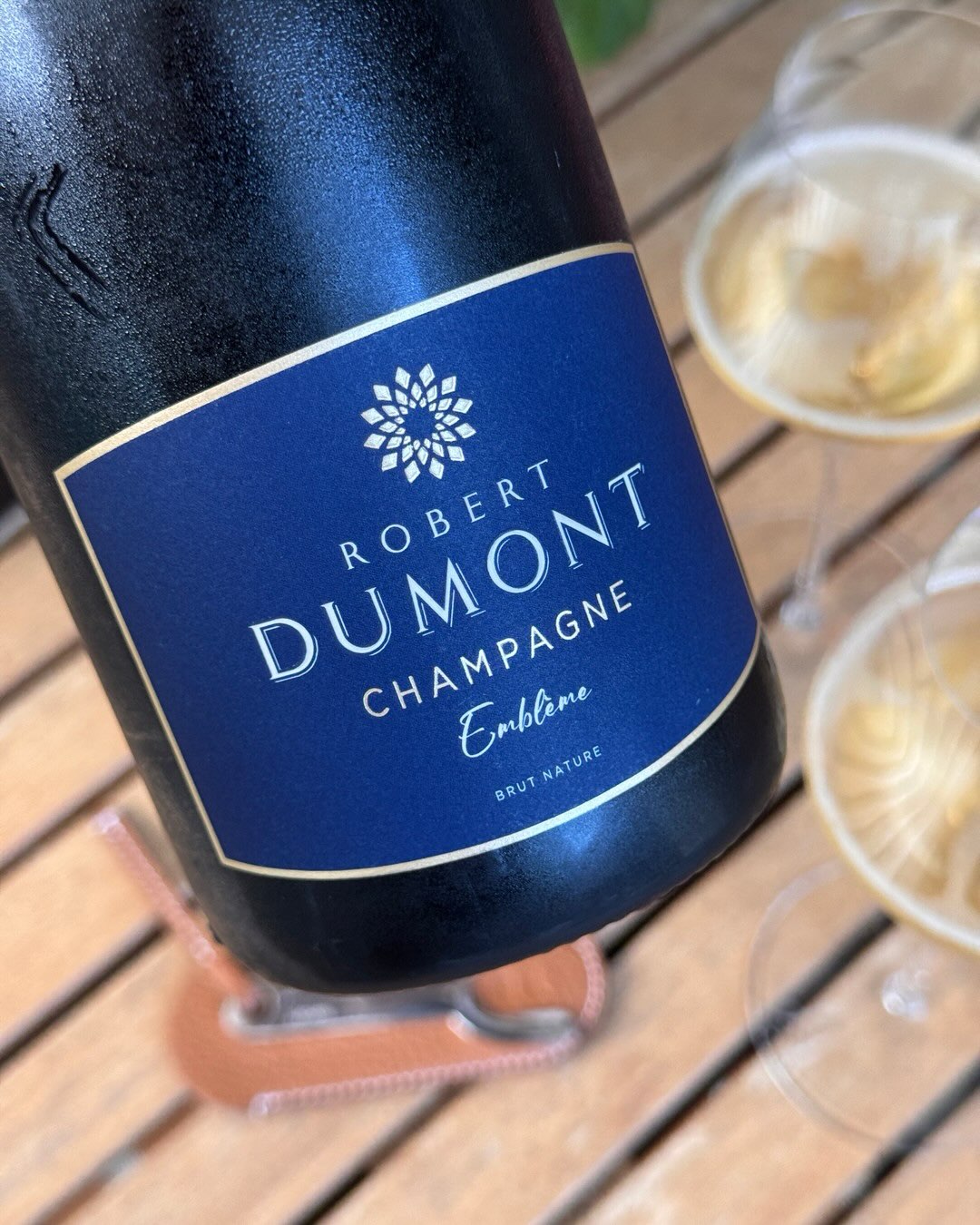 Der Emblème von @champagne.robertdumont ist mit 100% Pinot Noir und 0 g/l Dosage sehr konsequent. Kein Restzucker, nichts, das die Struktur weicher macht. Was übrig bleibt, ist … (10)