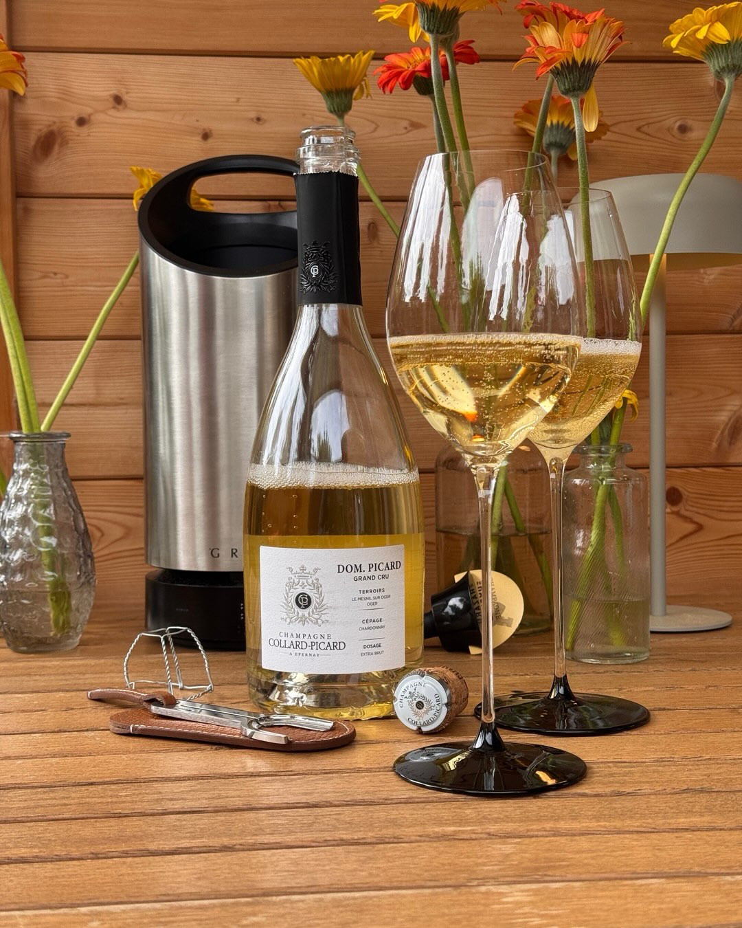 Diese Cuvée bringt 100% Chardonnay aus zwei Grand Cru-Dörfern zusammen, die kaum unterschiedlicher sein könnten: Mesnil-sur-Oger mit seiner straffen, zitrischen Struktur und Oge… (1)